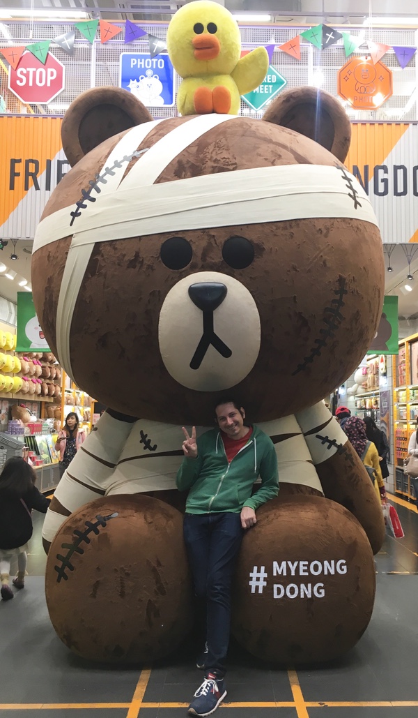 Photograph in front of a giant bear